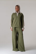 Plain blouse with a collar and striped sleeves