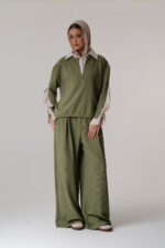 Plain blouse with a collar and striped sleeves - Image 4