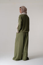 Plain blouse with a collar and striped sleeves - Image 5